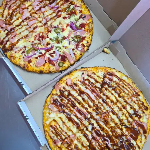 2 GRANDES + 1 REFRESCO GRATIS 