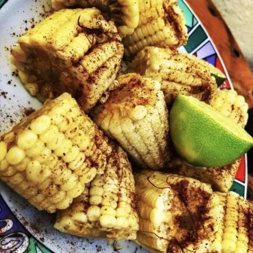 3 Elotes cortados con limón y chile