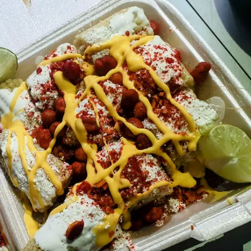3 elotes cortados con crema o mayonesa y queso y 