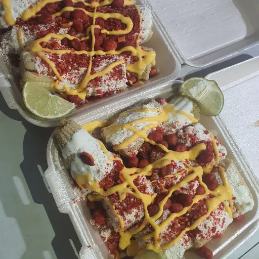 Paquete 2 cofres de elotes cortados con mayonesa crema queso en polvo queso cheddar cacahuate y sabritas flaming.