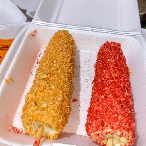 Elote con sabrita y queso cheddar