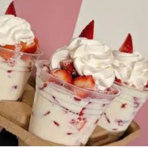 Fresa natural con crema batida chiquis noemi. 16 oz.