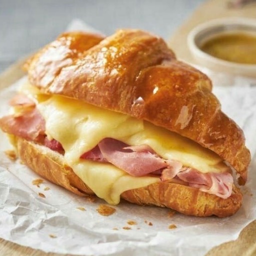 Croissant jamon con queso (copia)