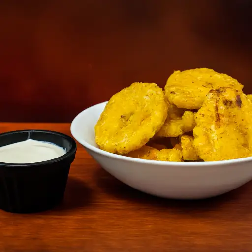 Patacones con salsa de queso