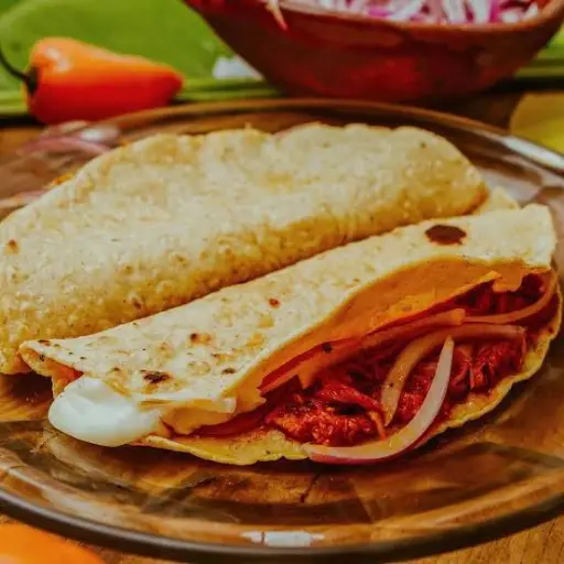 Costra de queso con Cochinita Pibil 