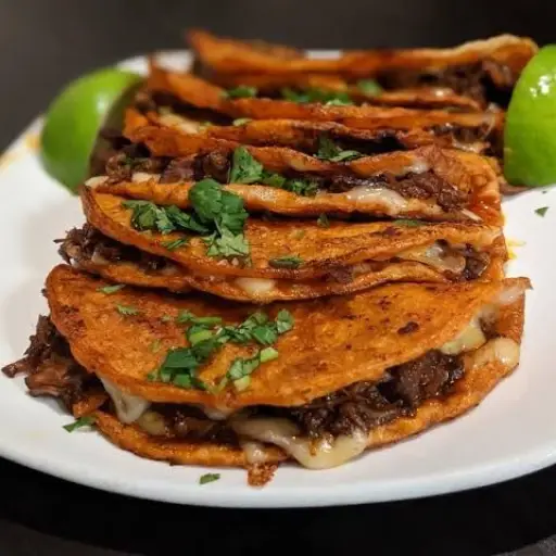 Taco de birria con queso 