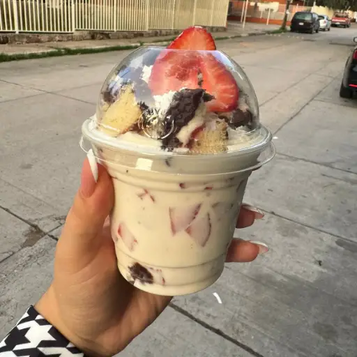 fresas y duraznos con crema 🍓🍑