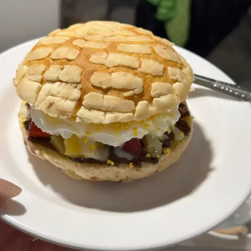 Concha rellena / fresas con crema 