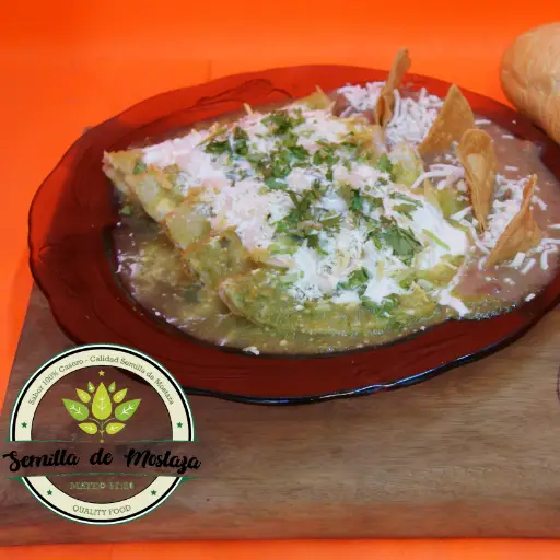 Enchiladas verdes y rojas