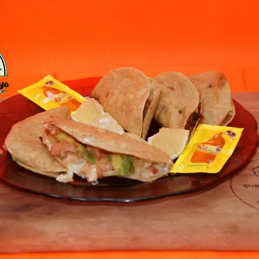 Orden de pescadillas y Quesadilla camarón