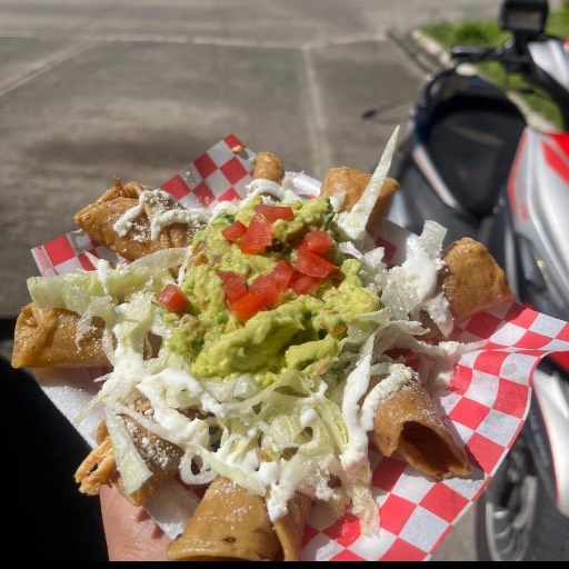 Tacos dorados con guacamole