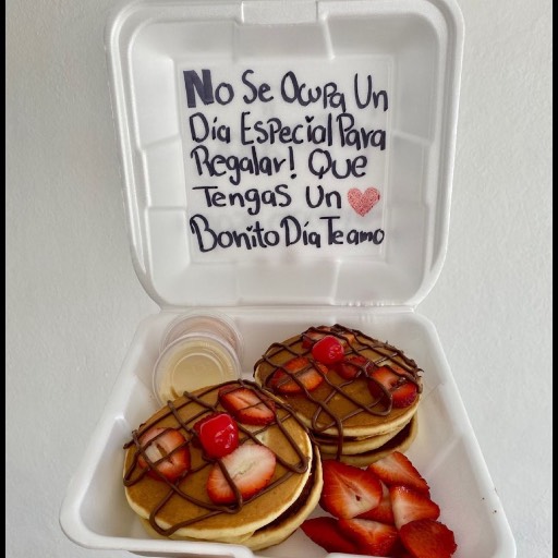 Hotcakes con fruta y chocolate