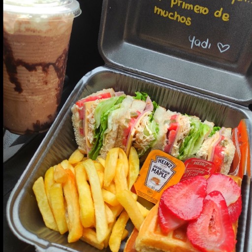 Club sándwich con papas + waffles + licuado de chocomilk