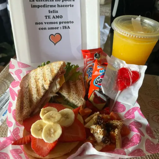 1 Sandwich +1/2 jugo de naranja +fruta + 2 hotcakes con roles y gansito