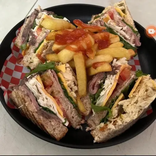 CLUB SANDWICH CON PAPAS