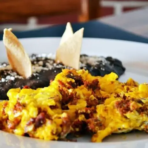 HUEVOS CON LONGANIZA + 1 café 