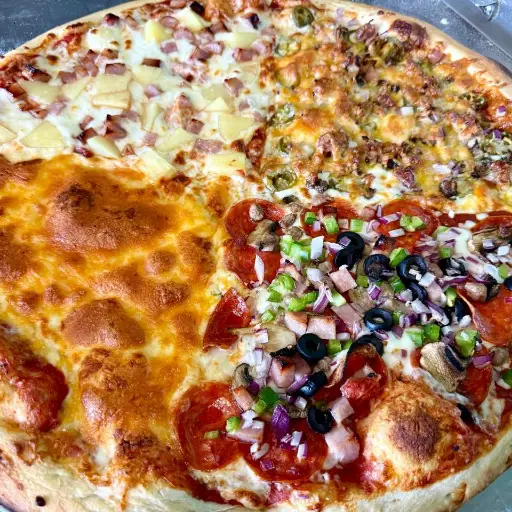 Mega pizza de 1,2 o 4 especialidades