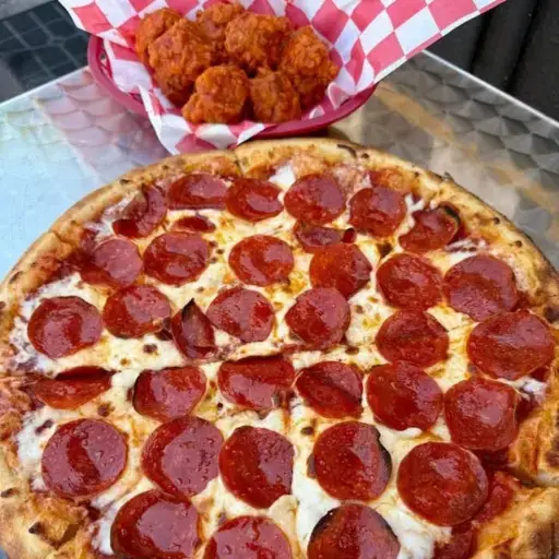 pizza grande de peperoni + 18 pzas. $299