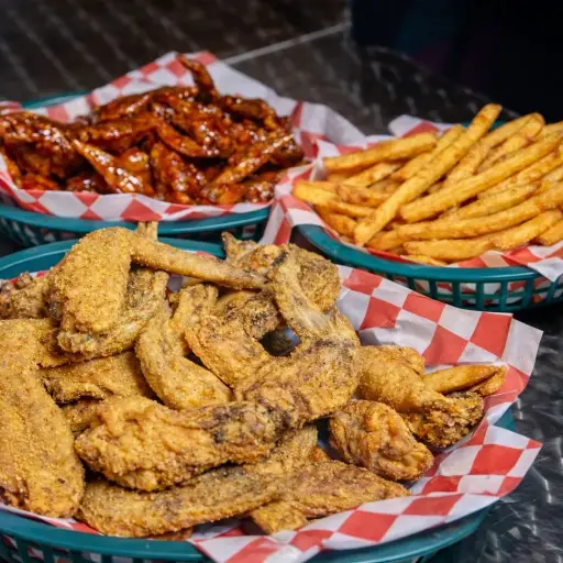 28 alitas o boneless + canasta de papas $299