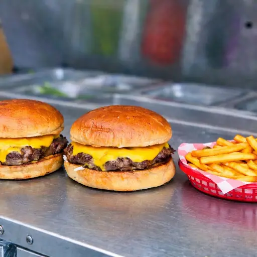 2 cheeseburger + canasta de papas $219 pesos