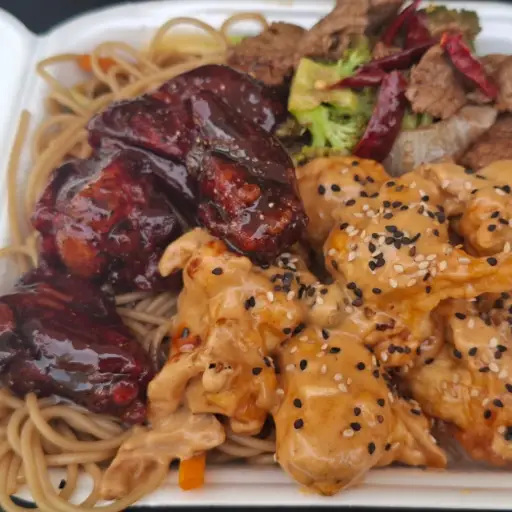 TRES GUISADOS POR $140