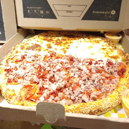 Pizza 3 quesos mitad Magnus Carnes orilla rellena de queso 