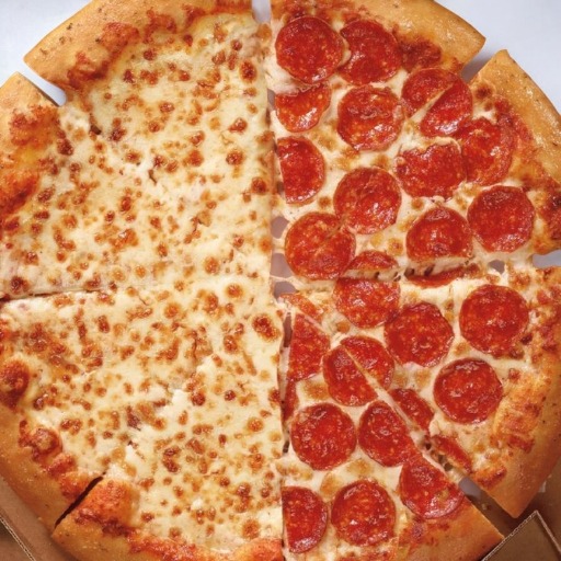 Pizza 3 quesos mitad Pepperoni con orilla rellena de queso 