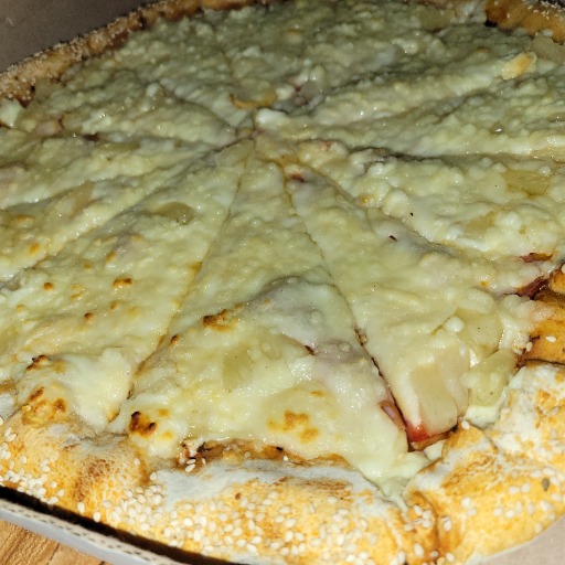 Pizza 3 quesos mitad suprema con orilla rellena de queso 