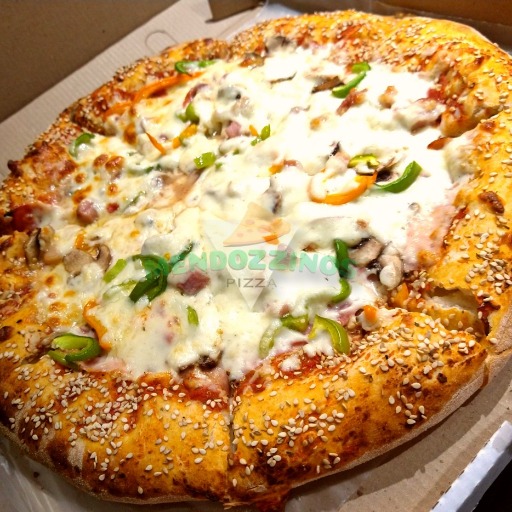 Pizza Suprema Mendozzinos con orilla rellena de queso 