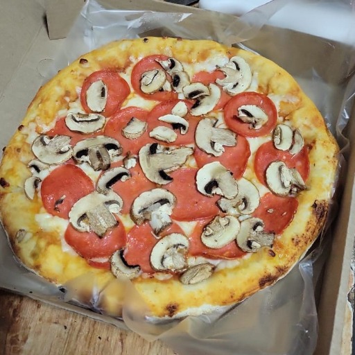 Pizza de 2 ingredientes con orilla rellena de queso 