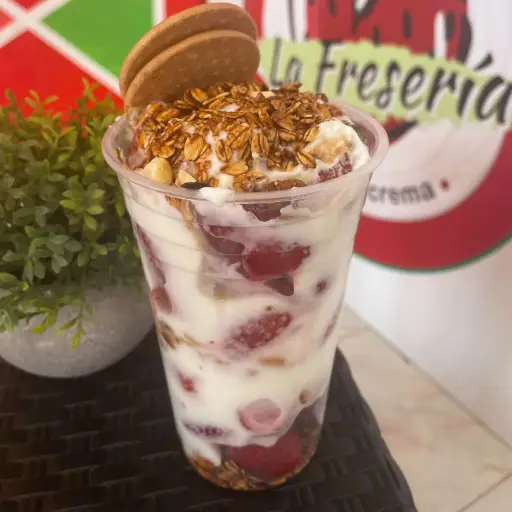 Fresas con Yogurt (Mediano)