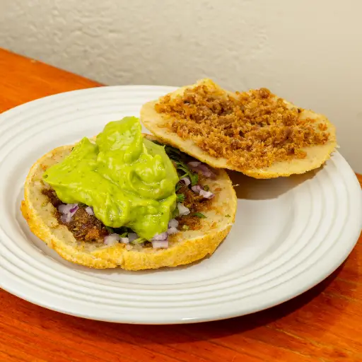 Gordita de chillarron prensado