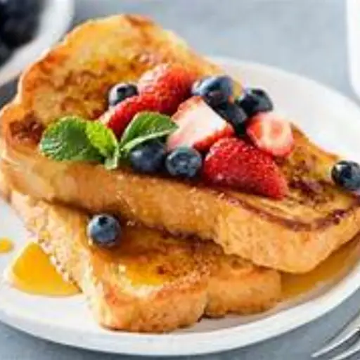 tostada francesa con frutos frescos y jarabe de arce