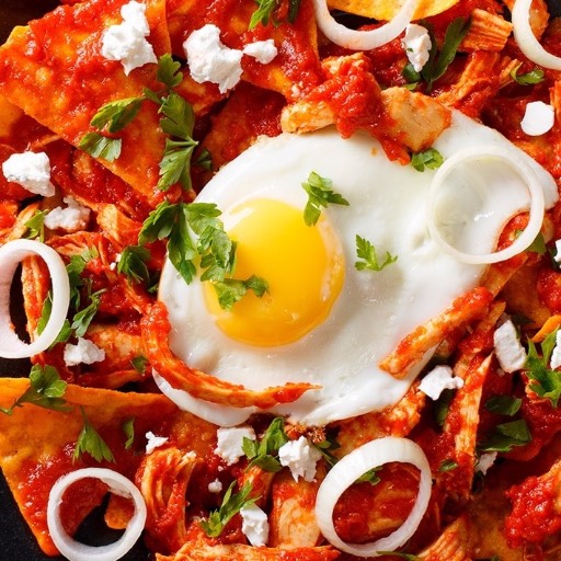 CHILAQUILES VERDES  ROJOS CON HUEVO, POLLO, LONGANIZA O CARNE AL PASTOR 