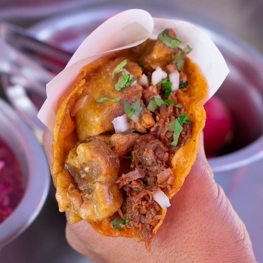 Taco de Chicharrón con Birria