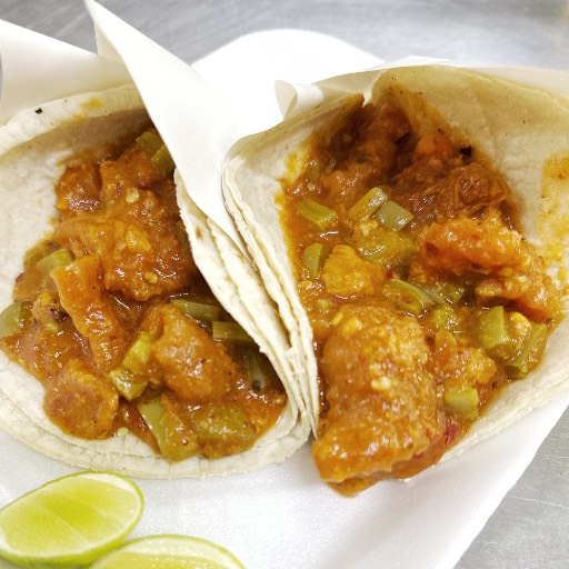 Taco de Chicharrón en Salsa Roja con Nopalitos