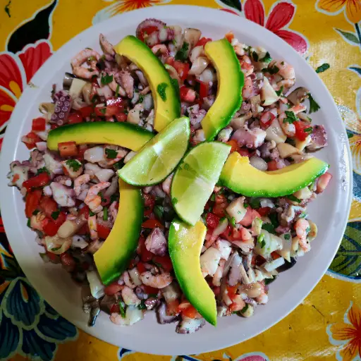 Ceviche de caracol y camarón mediano.