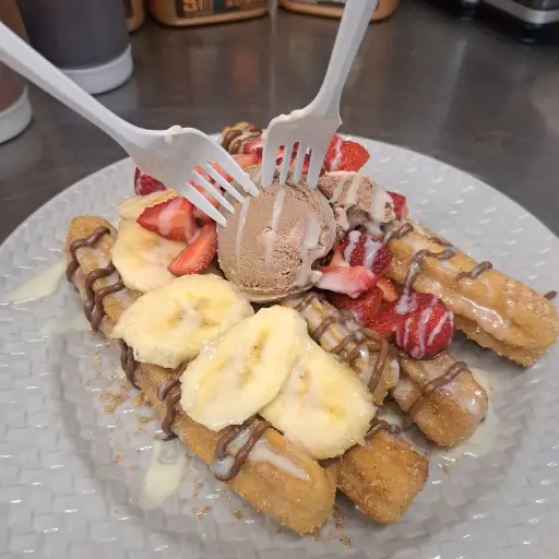 Churros con nieve y fruta