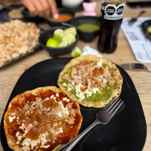 Picaditas con carnitas 