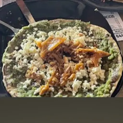 Huarache con carnitas