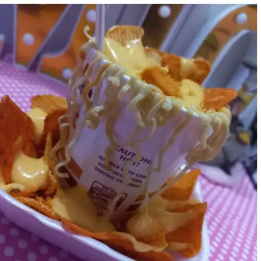 Sopa maruchan con sabritas y queso fundido